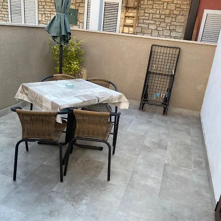 Tin Apartment *